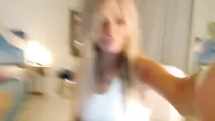 Сексуальная бабенка Amyvalentine соблазняет красивым телом