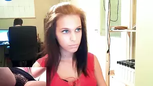Роскошная детка Sexyofficegirl танцует стриптиз