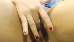 Красивая цыпочка Mallu46 теребит бритую киску