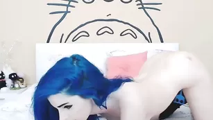 Шальная телка Kati3kat смачно дрочит пизду