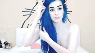 Шальная телка Kati3kat смачно дрочит пизду
