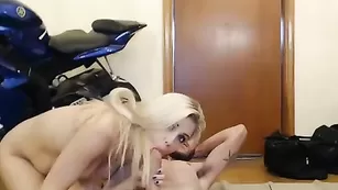 Блонда классно отсасывает и дает в пилотку