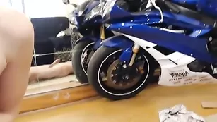 Блонда классно отсасывает и дает в пилотку