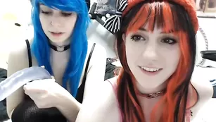 Роскошные телочки Lana_rain эротично целуются во фри