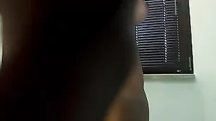 Развратная путана Bustyan ласкает большие сиськи