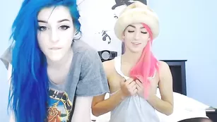 Яркие потаскушки Kati3kat мастурбируют перед камерой