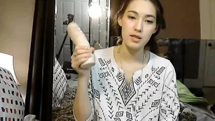 Чарующая самка April_showersx развлекается с секс игрушками