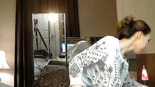 Чарующая самка April_showersx развлекается с секс игрушками