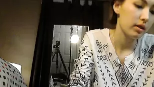 Чарующая самка April_showersx развлекается с секс игрушками