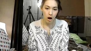 Чарующая самка April_showersx развлекается с секс игрушками