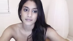 Очаровательная брюнетка Jisel_lynn ласкает интимные места