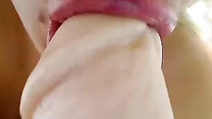 Грудастая блонда с тату KhloeNxtDoor ласкает сосочки