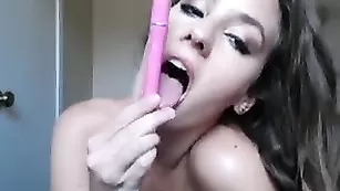 Сучка в чулках Kylie облизывает фаллос