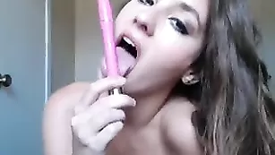 Сучка в чулках Kylie облизывает фаллос