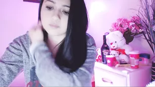 Сексуальная брюнетка Hollycute обнажает крупные сиськи