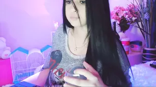 Сексуальная брюнетка Hollycute обнажает крупные сиськи