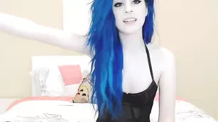 Крашенная шлюшка Kati3kat ласкает маленькие сиськи