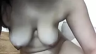 Удивительная чертовка Sexymohita1991 ласкает интимные места