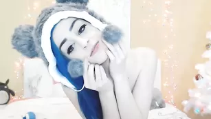 Очаровательная путана Kati3kat мастурбирует обе щели