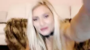 Смазливая шалава Aubreemartin дрочит пизду вибратором