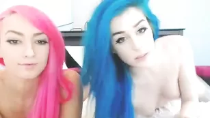 Крашеные путаны Miss_bee позируют в чулочках