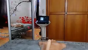 Жаркая дамочка ThessWhite дрочит резиновым пенисом