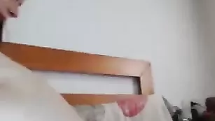 Шикарная стерва B_uve дрочит обе дырочки