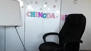 Импозантная краля KatieDahrk теребит мокрую киску