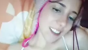 Сексуальная малая Slutbabymx мастурбирует бритую киску