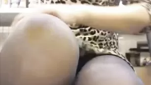 wildcat трахает себя игрушкой в магазине