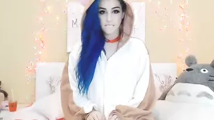 Сексуальная модель Kati3kat трахает оба отверстия