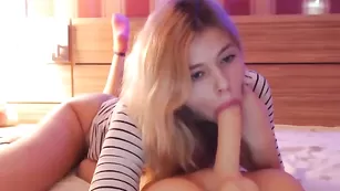 Строптивая сучка Allissonhotbb облизывает резиновый пенис