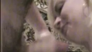 Шальная баба AngeelLil отсасывает пенис