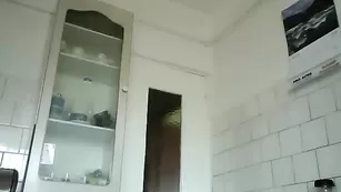 Аппетитная малышка Arwyn показывает сочную попу