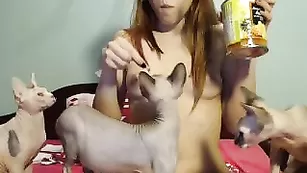 Пикантная сучка Goddessdeedee нежно ласкает клитор