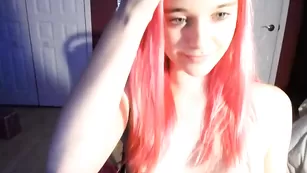 Сучка с розовыми патлами Cuteymya показывает сексуальное тело