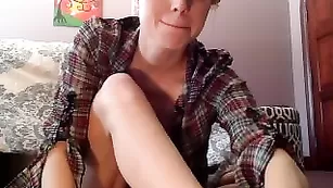 Восхитительная пассия Basilmeadows ласкает бритые отверстия