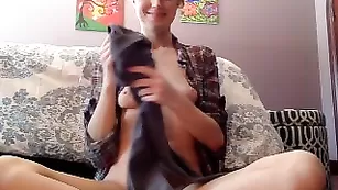 Восхитительная пассия Basilmeadows ласкает бритые отверстия