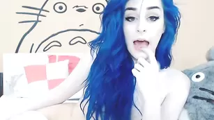 Смазливая телочка Kati3kat трахает себя секс игрушками