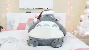 Крашеная путана Kati3kat ласкает бритые дырочки