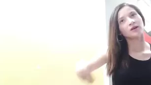 Изящная пассия Heidigarner танцует эффектный стриптиз