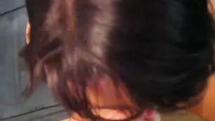 Горячая брюнеточка Вероника сосет и трахается