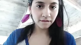 Сексуальная малышка BellaTorrez показывает киску