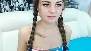 Черноволосая бикса wowkatina_ дрочит и лижет пальчики