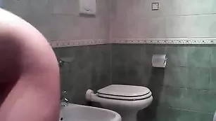 Пикантная стерва Michelina87 моется в ванне