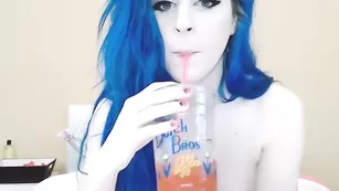 Молодая красотка Kati3kat мастурбирует бритую пизду