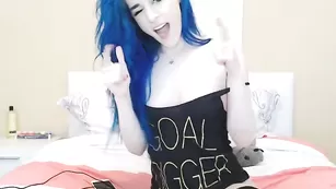 Молодая красотка Kati3kat мастурбирует бритую пизду