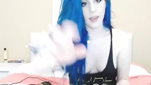Молодая красотка Kati3kat мастурбирует бритую пизду