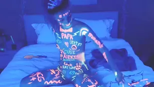 Строптивая курва Kati3kat смачно дрочит пизду