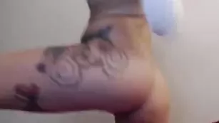 Татуированная шваль Arayna дразнит упругой попой